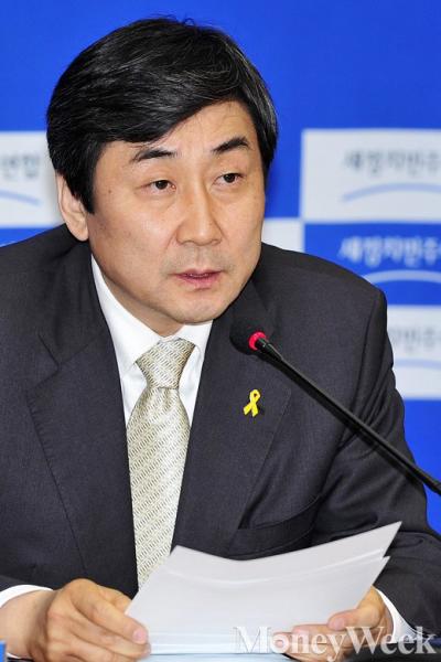 '공무원연금 개혁' 새정치민주연합 최고위원회의가 지난달 11일 서울 여의도 국회 새정치민주연합 당대표실에서 열린 가운데 이종걸 원내대표가 발언하고 있다. /사진=임한별 기자 