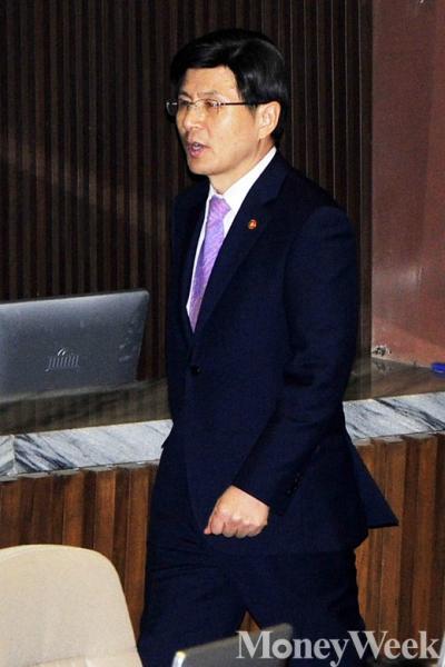 '황교안 수임내역 의혹' 황교안 국무총리 후보자가 지난달 29일 서울 여의도 국회 본회의장에서 열린 5월 임시국회 제3차 본회의에 참석했다. /사진=임한별 기자
