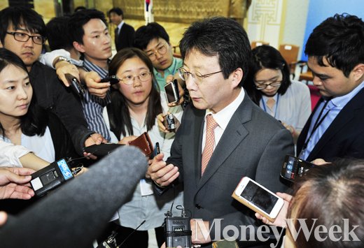 '국회법 개정안' 새누리당 유승민 원내대표가 지난달 29일 서울 여의도 국회의사당 중앙홀에서 개최된 제67주년 국회개원기념식을 마친 뒤 취재진들과 인터뷰를 갖고 있다. /사진=임한별 기자