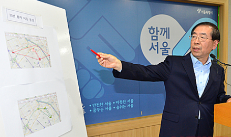 '메르스 의사' 박원순 서울시장이 지난 4일 서울시청 기자실에서 메르스 관련 긴급 브리핑을 갖고 메르스 35번째 환자의 이동 동선을 설명하고 있다. /사진=뉴시스