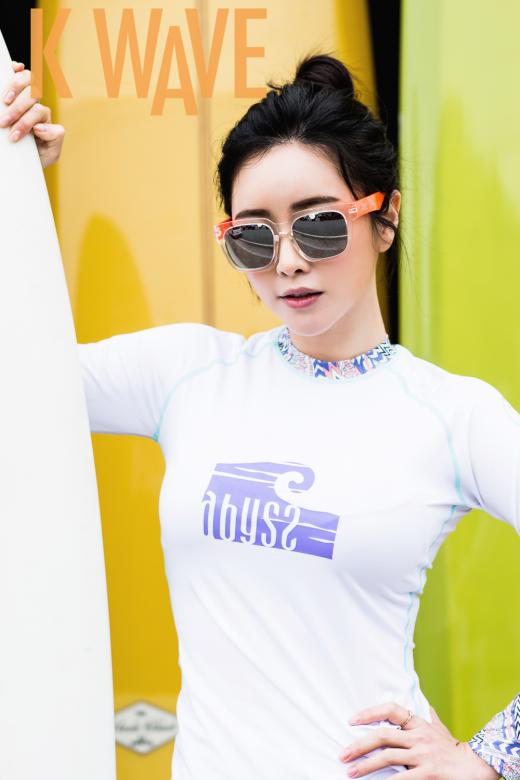 홍수아, 래쉬가드 화보 러시 합류