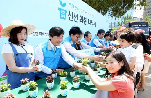 ▲ 지난달 27일, 정부·축산농가·가공·유통업계가 함께 참여하는 '신선하고 안전한 우리축산의 다짐'행사를 진행했다. (제공=축산자조금연합)  @머니위크MNB, 유통 · 프랜차이즈 & 창업의 모든 것