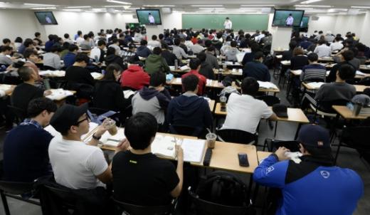 서울 동작구 노량진의 한 고시학원에서 수험생들이 강의를 들으며 공부를 하고 있다/사진=뉴스1