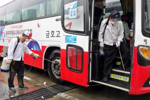 8일 광주버스종합터미널에서 금호고속 관계자들이 메르스 감염 예방을 위해 고속버스 등 차량에 대한 특별 방역을 실시하고 있다.
