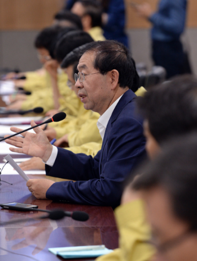 박원순 서울시장은 11일 오전 메르스 대책 연석회의에 앞서 메르스 35번 환자인 삼성서울병원 의사가 참석한 재건축조합 총회 참석자들의 개인정보가 유출된 것에 대해 공식 사과했다. 사진은 지난 9일 서울 중구 태평로 서울시청에서 열린 '서울시 메르스 대책회의'에서 모두발언을 하고 있는 박 시장. /사진=뉴스1