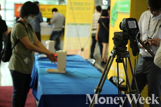 ▲ 한국프랜차이즈산업협회측은 첫날 방문객 7천명이 넘어서면서 메르스 예방에 열감지 카메라와 손세정제를 준비했다. (사진=강동완 기자)