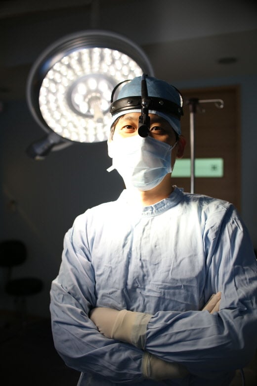 매부리코성형, 콧대교정 및 코끝연골묶기와 연골재배치를 통해 조화롭게