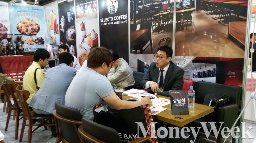 ▲ 셀렉토커피가 '제34회 프랜차이즈산업박람회'에서도 인기 상담부스중에 하나였다. (사진=강동완 기자)