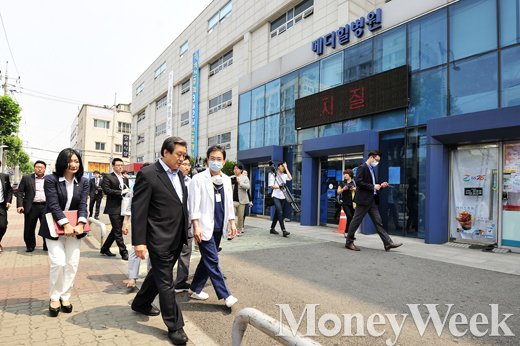 [MW사진] 메디힐병원 방문한 김무성 대표