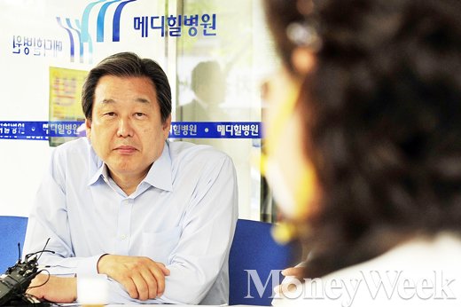 [MW사진] 메르스 현장 방문, 옷 벗은 김무성 대표