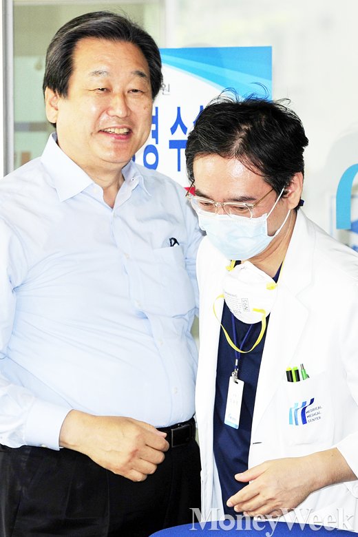 [MW사진] 메디힐병원장 격려하는 김무성 대표