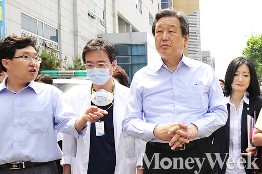 [MW사진] 옷 벗어제친 김무성, '메디힐병원 방문하다'