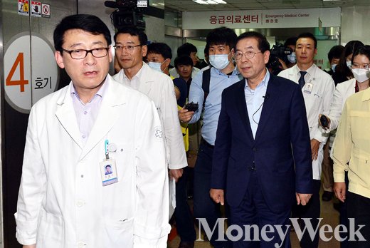 [MW사진] 국민안심병원 방문 박원순, '보고 또보고'