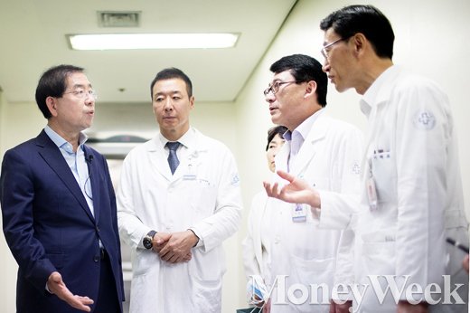 [MW사진] 박원순 국민안심병원 방문, '날카로운 질문에 긴장한 의료진'