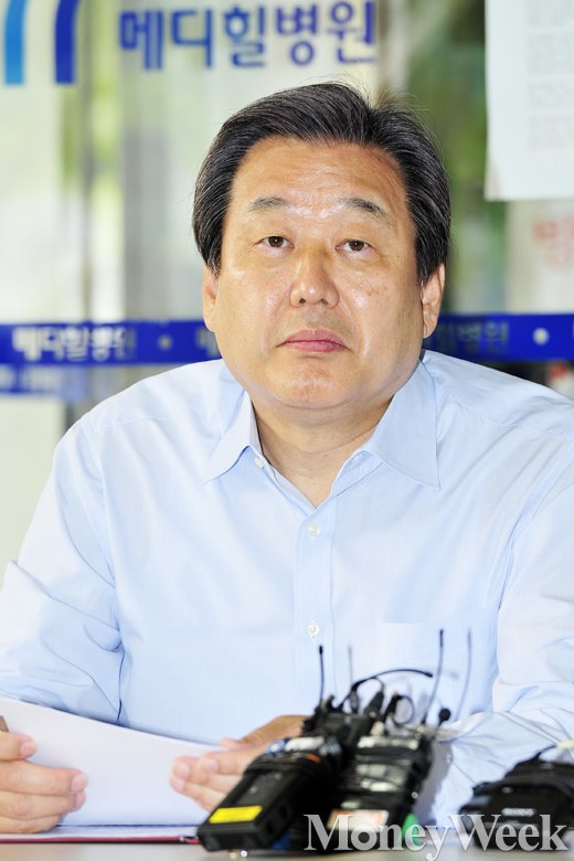 '메르스 마스크' 새누리당 김무성 대표가 16일 오전 서울 양천구 신월동 메디힐병원 현장에 방문해 의료진들의 의견을 듣고 있다. /사진=임한별 기자