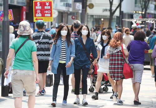 지난 14일 오후 서울 중구 명동거리가 메르스 확산으로 인한 불안감으로 외국인 관광객이 급감하면서 평소 주말보다 한산한 모습을 보이고 있다. /사진=머니투데이 DB