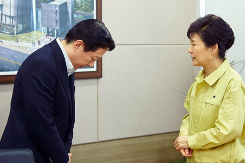 박근혜 대통령이 지난 17일 충북 청주시 흥덕구 오송읍 국립보건연구원에서 메르스 부실 대응과 관련해 송재훈 삼성서울병원장을 면담하고 있다. /사진=뉴스1