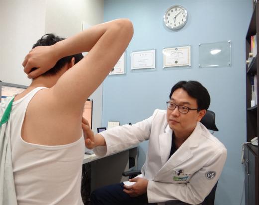 겨드랑이 땀 냄새 심하다면…