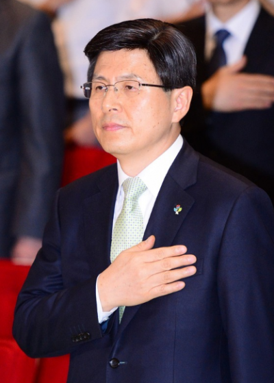황교안 법무부 장관이 18일 경기도 과천 법무부에서 열린 이임식에서 국민의례를 하고 있다. 황교안 국무총리 후보자의 임명동의안은 이날 오전 국회 본회의를 통과했다. /사진=뉴스1 