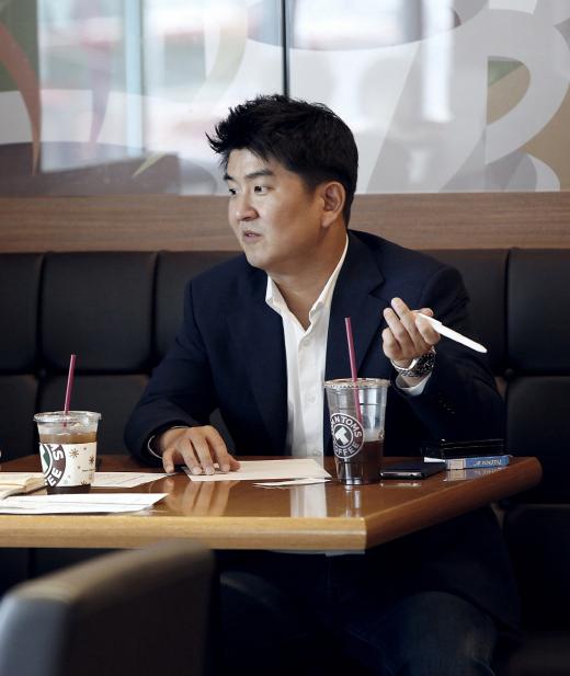 ▲ 직장인에서 탐앤탐스 3개 매장 점주로 변신한 문태언씨의 성공창업 스토리 “점주와 직원, 본사간의 적절한 권한 위임이 안정적 매출을 이끄는 견인차” 역할을 한다고 말했다. (제공=탐앤탐스)
