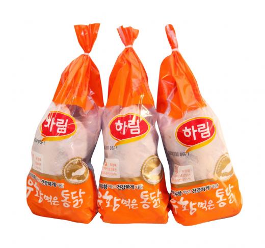 ▲ 여름철 무더위에 메르스까지… 식품업계, ‘건강한 먹거리’로 소비자 건강 챙기기 나서고 있다. 식이유황(MSM) 먹여 키운 하림 ‘유황 먹은 삼계’, 가족 별 맞춤 영양 참치 등 인기다. (제공=하림) 