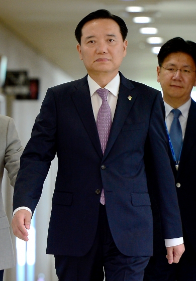 '김현웅 법무장관 내정자' 법무부장관에 내정된 김현웅 서울고검장이 21일 오후 서초동 서울고등검찰청에서 소감발표를 위해 대회의실로 들어가고 있다. /사진=뉴스1