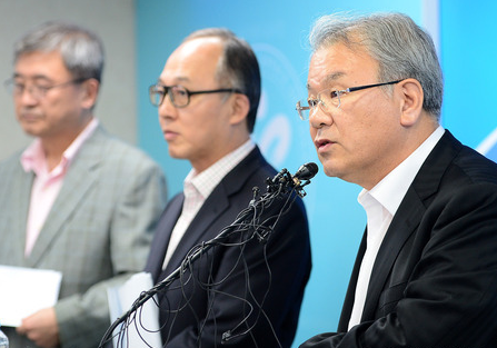'자사고 지정취소' 이근표 서울시교육청 교육정책국장이 22일 서울 종로구 서울시교육청에서 2015년도 자율형사립고등학교 운영성과 평가결과를 발표하고 있다. /사진=뉴스1