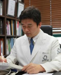 [노윤우 원장의 모발이식병원(216)] 남성 M자 탈모 고민 '모발이식 3000모' 로 해결