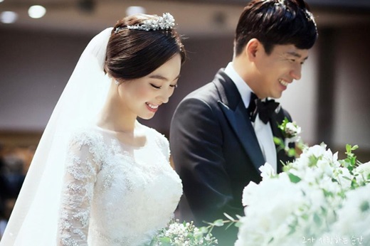 '차유람 이지성' 당구선수 차유람(왼쪽)과 작가 이지성이 지난 20일 인천 성산교회에서 예식을 올리고 있다. /사진='그가 사랑하는 순간' 페이스북 캡처