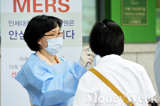 '중국 메르스' 지난 16일 오후 서울 노원구 인제대부속상계백병원 의료진이 시민들의 체온을 체크하고 있다. /사진=임한별 기자 