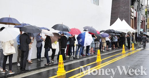 '애플워치' 26일 오전 서울 강남 스패셜티 스토어 분더샵 청담에서 '애플워치 특별 론칭' 행사가 진행된 가운데 이를 구매하려는 사람들이 새벽부터 줄을 서고 있다. /사진=임한별 기자