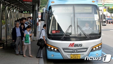 지난 22일 경기도 용인시 수지구의 한 버스정류장에서 시민들이 버스를 이용해 출근을 하고 있다. /사진=뉴스1 이재명 기자