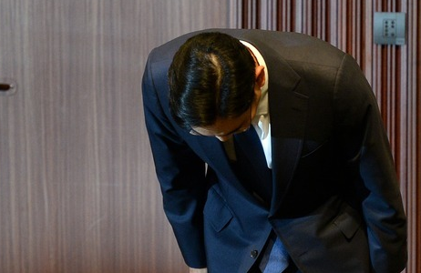 '이재용 대국민 사과' 이재용 삼성전자 부회장이 지난 23일 서울 서초동 삼성전자 사옥에서 메르스 사태 관련 기자회견을 열고 삼성서울병원이 메르스 확산의 진원지가 된 점에 대해 허리숙여 사과했다. /사진=뉴스1