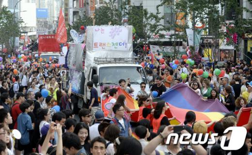 지난해 서울 신촌에서 열린 제15회 퀴어문화축제 퍼레이드 /사진=뉴스1