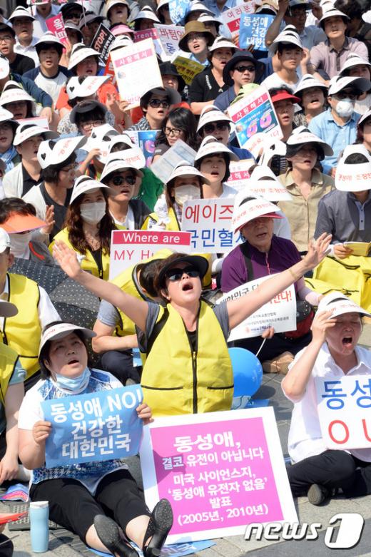 28일 오후 서울 중구 덕수궁 대한문 앞에서 열린 동성애조장 중단 촉구 교단연합예배에서 기독인들이 예배를 하고 있다. /사진=뉴스1
