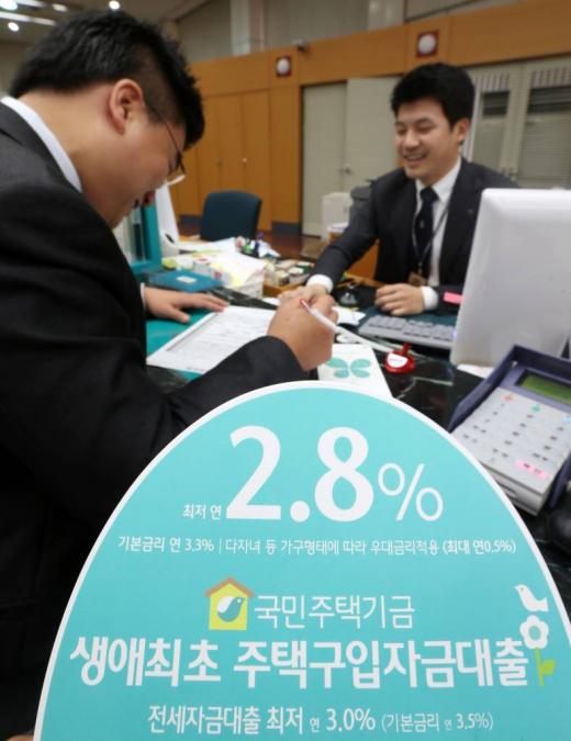 4.1 부동산 대책에서 발표한 '30년 만기 생애최초주택구입자금 대출'이 시행된 2일 오전 서울 소공동 한 시중은행을 찾은 고객이 서류를 작성하고 있다.