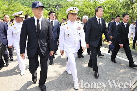 제2연평해전 13주기를 맞은 지난 29일 경기도 평택시 해군2함대사령부에서 열린 '제2연평해전 13주기 기념식'에 새누리당 김무성 대표, 새정치민주연합 문재인 대표, 정호섭 해군참모총장이 유가족들과 함께 기념식장에 입장하고 있다. /사진=임한별 기자
