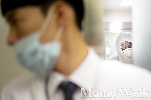 '메르스 현황' 지난 16일 오후 서울 노원구 인제대부속상계백병원 음압격리병실에서 의료진이 상황을 체크하고 있다. /사진=임한별 기자 
