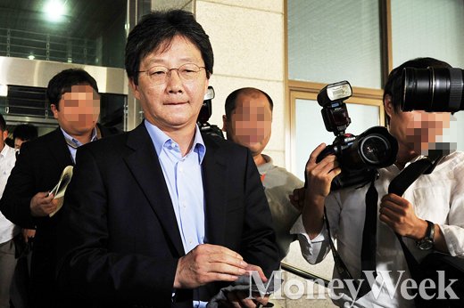 제2연평해전 13주기를 맞은 지난 29일 새누리당 유승민 원내대표가 경기도 평택상공회의소에서 열린 새누리당 최고위원회의를 마치고 퇴장하고 있다. /사진=임한별 기자