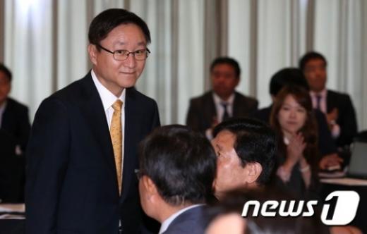 김신 삼성물산 대표이사가 30일 오전 서울 여의도 콘래드호텔에서 열린 제일모직 CEO IR 간담회에서 참석자들을 향해 인사하고 있다./ 사진=뉴스1
