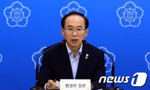 윤성규 환경부 장관이 지난달 30일 정부세종청사 제1공용브리핑실에서 "2030년 우리나라 온실가스 감축목표 BAU 대비 37%로 확정" 브리핑을 하고 있다./사진=뉴스1