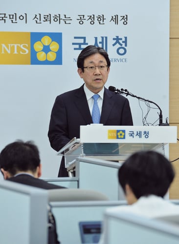 김봉래 국세청 차장이 지난 5월14일 세종시 정부세종청사 국세청 기자실에서 연말정산 재정산 등에 대한 브리핑을 하고 있다. /사진=뉴시스 김기태 기자  