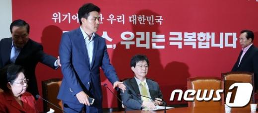 '김태호 의원', '김학용 의원' 새누리당 김태호 최고위원이 2일 서울 여의도 국회에서 열린 최고위원회의에서 유승민 원내대표의 거취와 관련한 원유철 정책위의장의 발언을 재반박하려다 김무성 대표의 회의 종료선언으로 말문이 막히자 강하게 항의하고 있다. /사진=뉴스1 오대일 기자