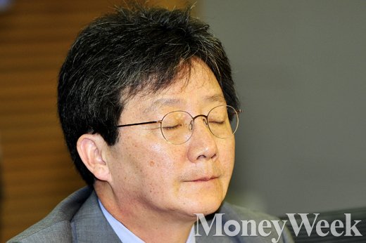 '유승민 권고' 새누리당 원내대책회의가 7일 오전 서울 여의도 국회 의원회관 제1세미나실에서 열린 가운데 유승민 원내대표가 두 눈을 질끈 감고 있다. /사진=임한별 기자