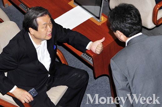 국무총리(황교안) 임명 동의안 등에 관한 제334회 국회(임시회) 제2차 본회의가 지난달 18일 정의화 국회의장 주재하에 서울 여의도 국회 본회의장에서 열린 가운데 새누리당 김무성 대표(왼쪽)와 유승민 원내대표가 논의를 하고 있다. /사진=임한별 기자