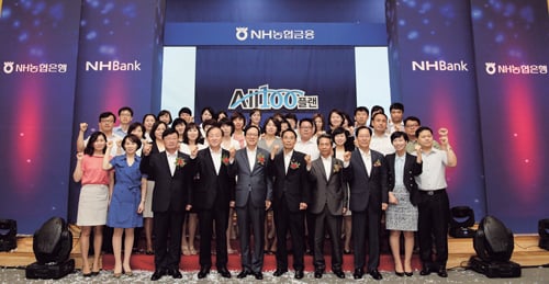 NH농협금융 직원들이 ‘NH 올100플랜’ 선포식을 진행하고 있다. /사진제공=NH농협금융