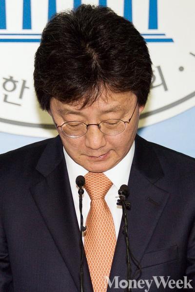 유승민 새누리당 원내대표가 지난 8일 서울 여의도 국회 정론관에서 원내대표 사퇴 기자회견을 갖고 있다. /사진=임한별 기자