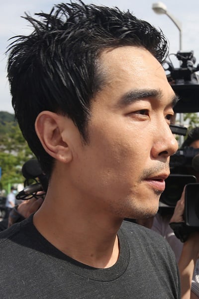 '고영욱 출소' 미성년자 성폭행 및 성추행 혐의로 구속된 가수 고영욱이 10일 서울남부교도소에서 출소하고 있다. /사진=스타뉴스