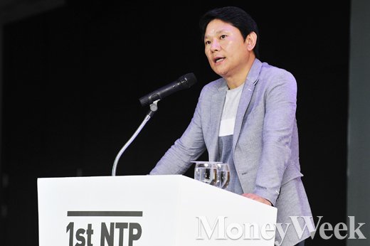 [MW사진] 넷마블 권영식 대표, '취재진들 앞에서'