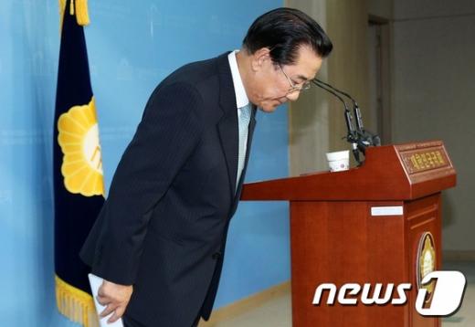 박준영 전 전남지사가 16일 서울 여의도 국회 정론관에서 열린 기자회견에서 새정치민주연합 탈당을 선언한 뒤 고개숙여 인사하고 있다. /사진=뉴스1